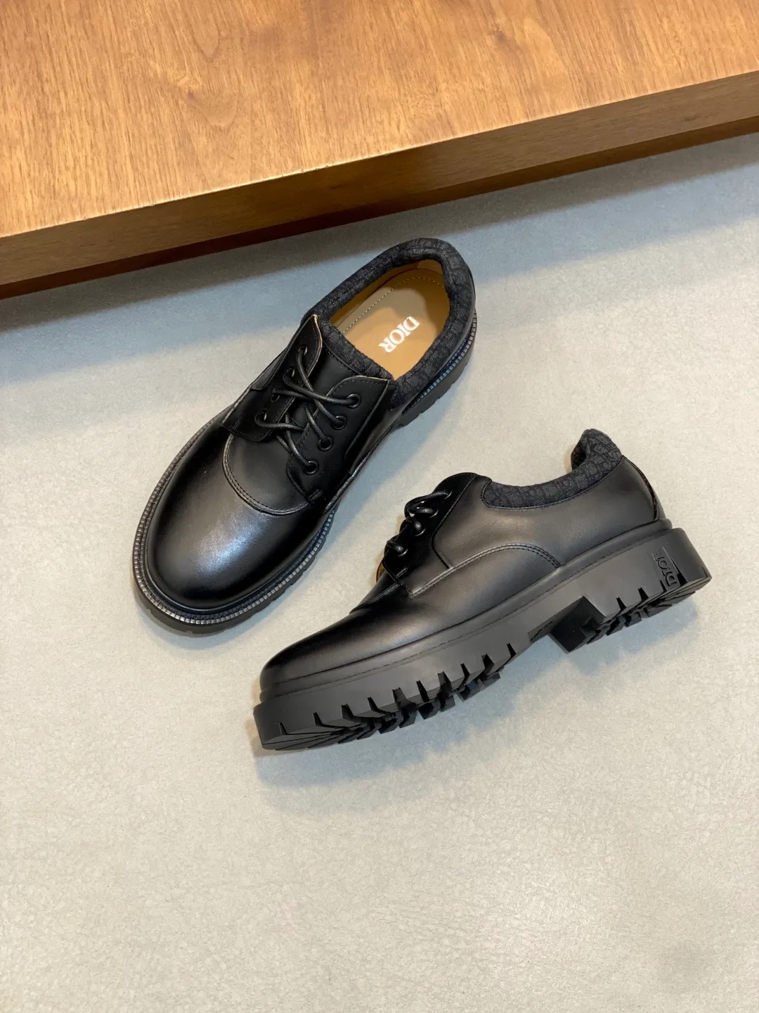 [DIOR] Top P: 820💰 Size: 39-44 (38.45. Can be customized) 2025ss Dior Dio* - Autumn and winter luxury men's moccasin shoes, purely handmade, both inside and outside are imported first-layer cowhide, high-end boutique and exquisite craftsmanship. Original TPU combination outsole. Wear a noble gentleman's taste. The best last type has been carefully debugged. Comfortable.